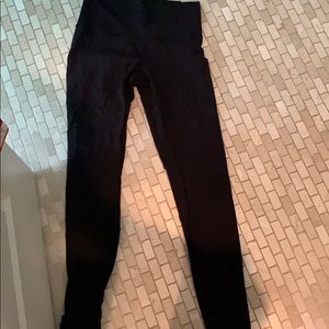 black lululemon yoga pants